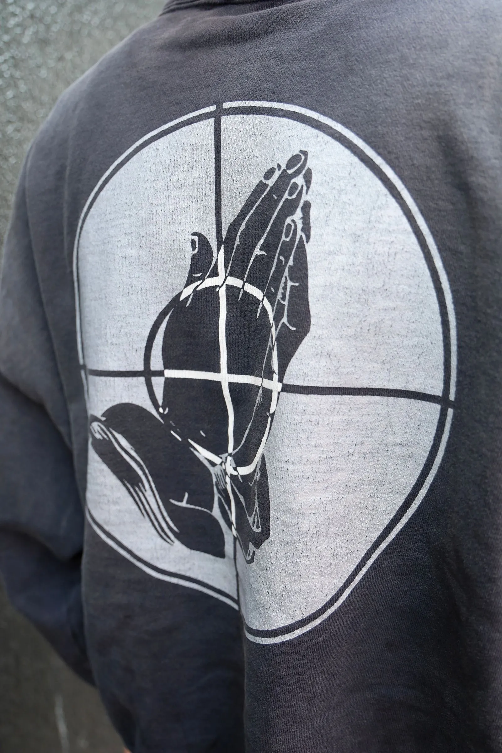 SAINT Mxxxxxx × FEAR OF GOD FG_HOODIE/SNT OF GOD/BLK FOG joint model ETERNAL praying crosshair distressed hoodie. Washed black S-XL. This season's popular super popular joint model. The original version is the same. Thin spring and summer fabrics. The upper body is comfortable. The BOXY version of the short fat wide shoulder line. Fashion darling wears it with a high-end feel. Heavy washing and water fading technology. The horse is repositioned. Excessive wear and damage graffiti treatment. Correct version FOG joint main mark/wash water mark/little angel label